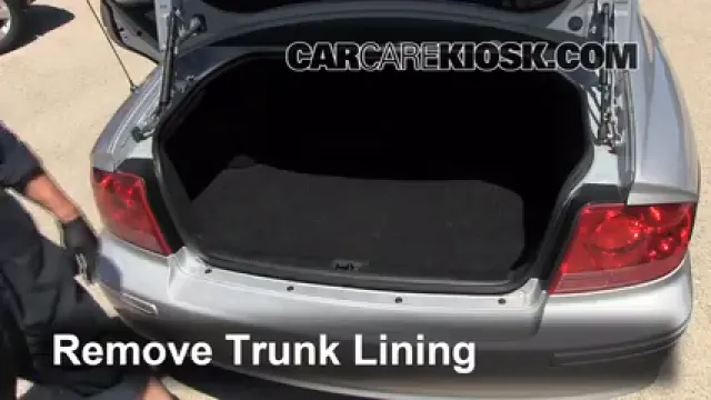 2004 Hyundai Sonata 2.4L 4 Cyl. Monter sur cric Utiliser le cric pour lever la voiture